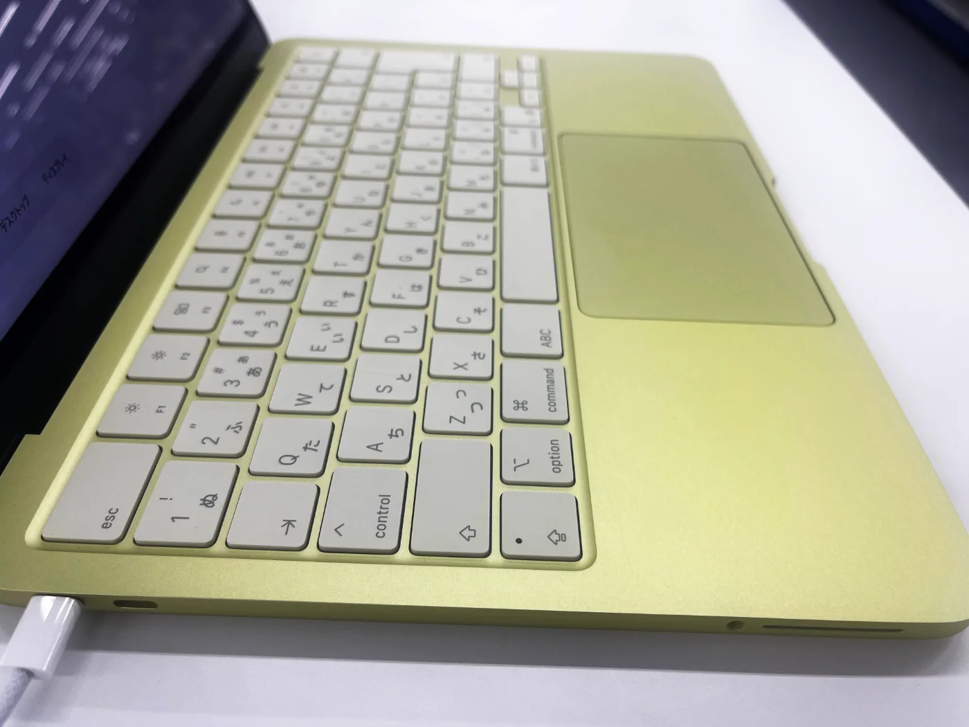 カラー統一されたキーボードとトラックパッド