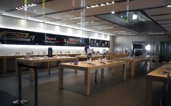 iPhone 4の予約中止中の「Apple Store, Ginza」